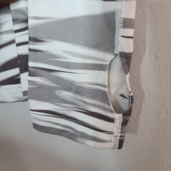 Under Amour ColdGear Fitted Printed Turtleneck Gray and White Size Medium - Picture 8 of 12